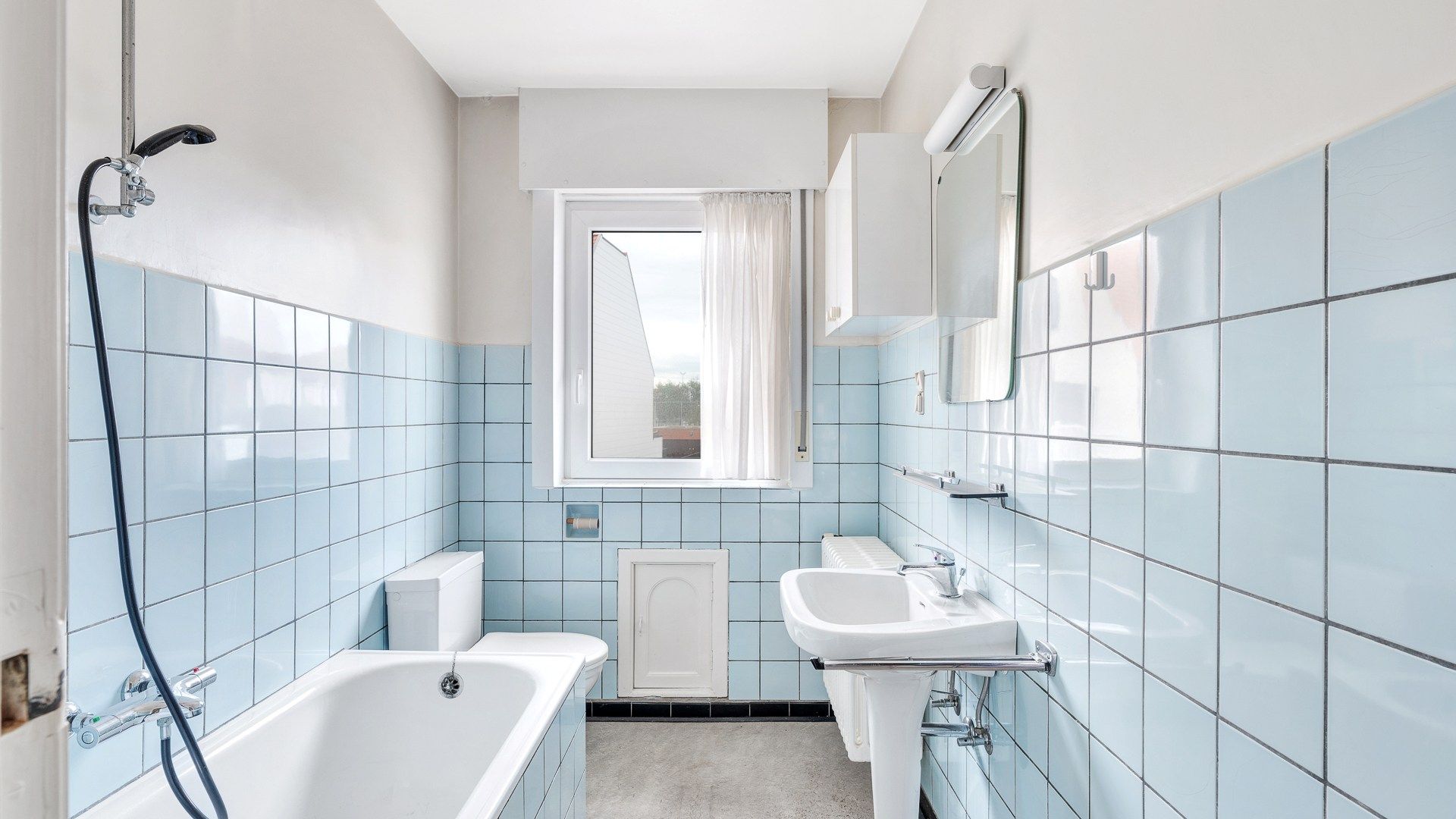 Klassieke villa met bijgebouwen, garage en prachtige tuin foto 17