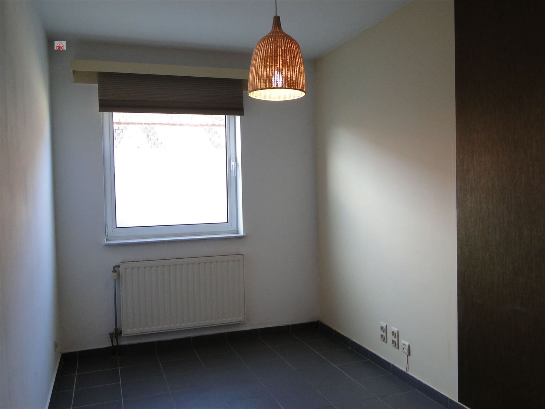 Handelsgelijkvloers met 3 bovengrondse autostaanplaatsen gelegen vooraan het gebouw foto 11