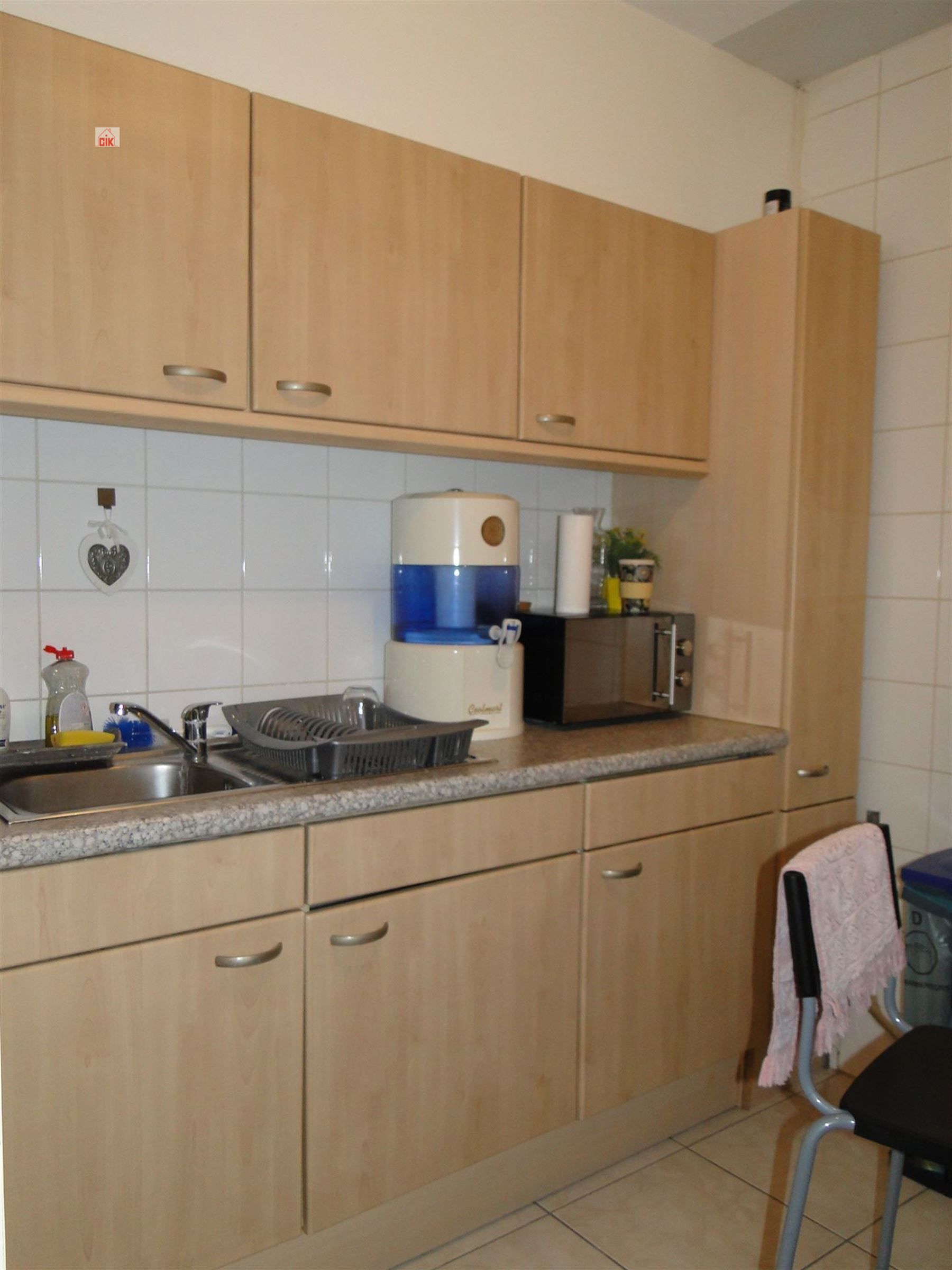Handelsgelijkvloers met 3 bovengrondse autostaanplaatsen gelegen vooraan het gebouw foto 11