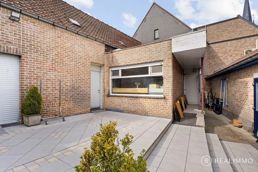 Veelzijdig handelspand met woonst op topligging in hartje Moen foto 26