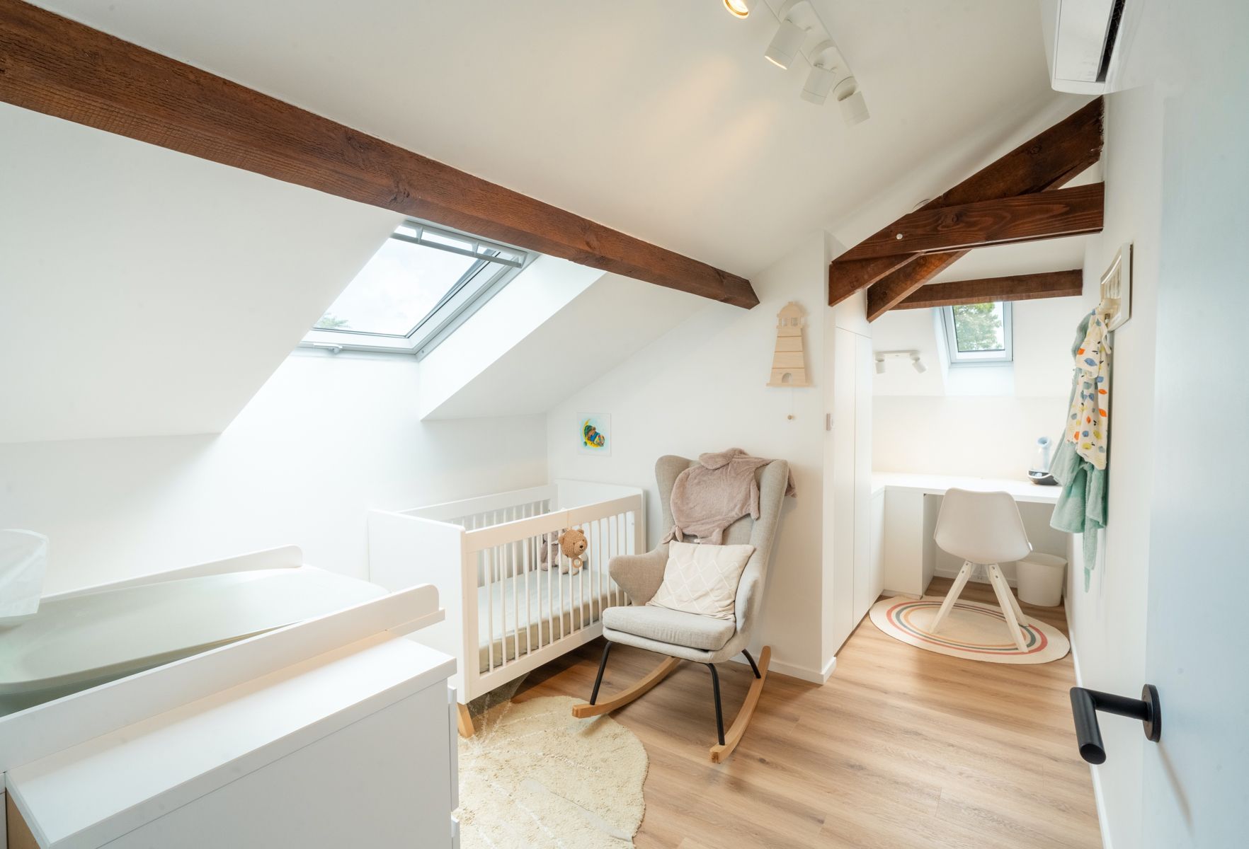 Instapklare en gerenoveerde villa met 3/4 slps en bureau foto 23