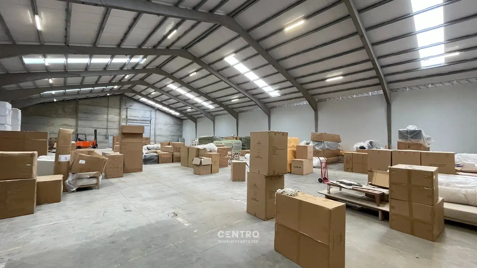 Instapklare MAGAZIJN (1.200m², voorzien van 2 LAADKADEN (met levellers), elektrische sectionaalpoort en verhard terrein (voor- en achterkant) op industriezone te Gistel. foto 7