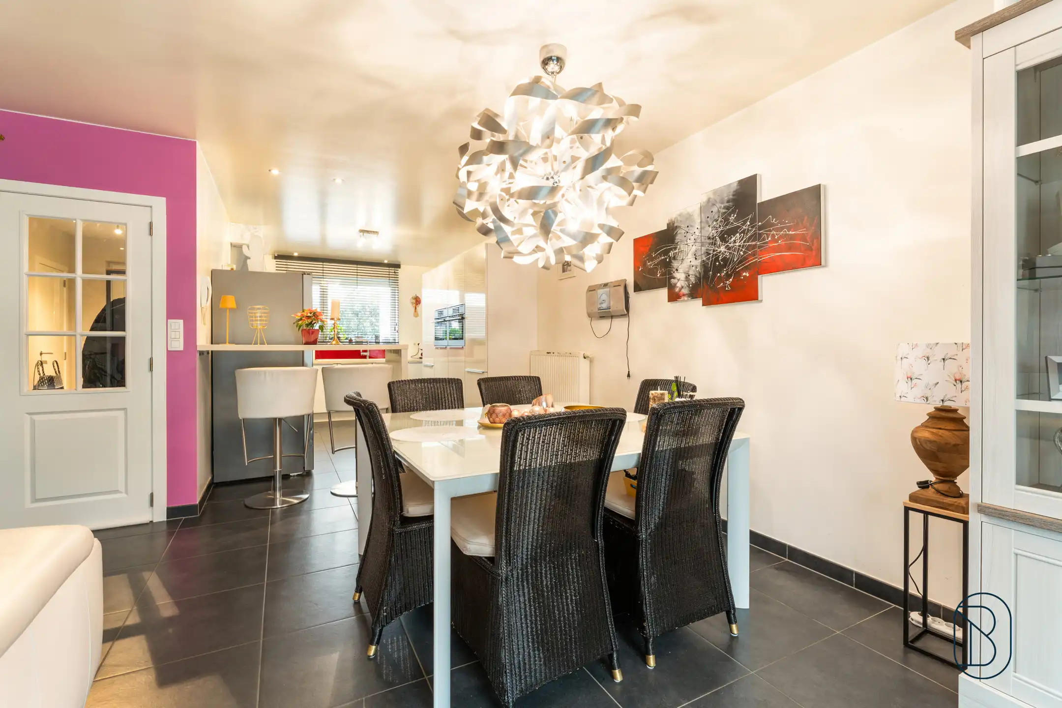 Instapklare woning met 4+ kamers, tuin, oprit en garage foto 7