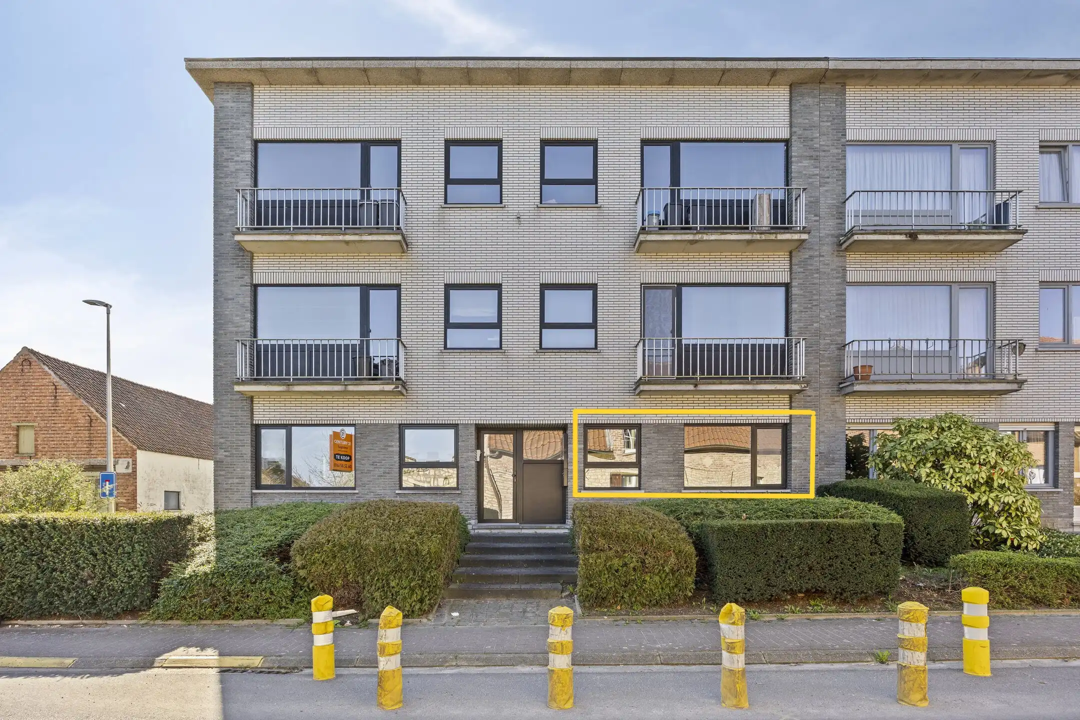 Gelijkvloerse, gerenoveerde kantoorruimte met aparte bureaus foto 2