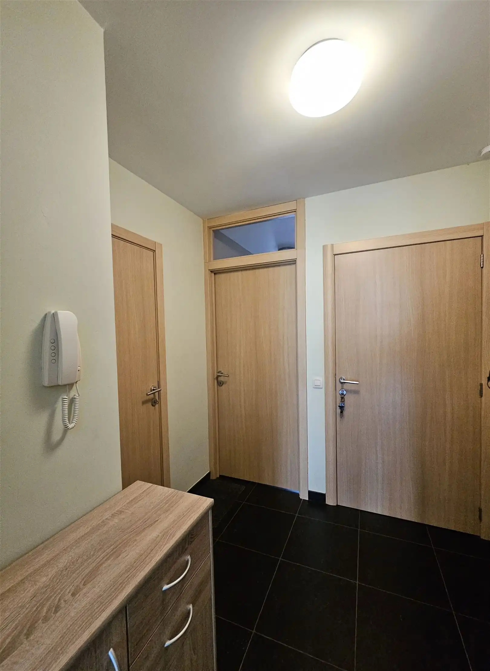 Gelijkvloers appartement met tuin en garagebox. foto 2