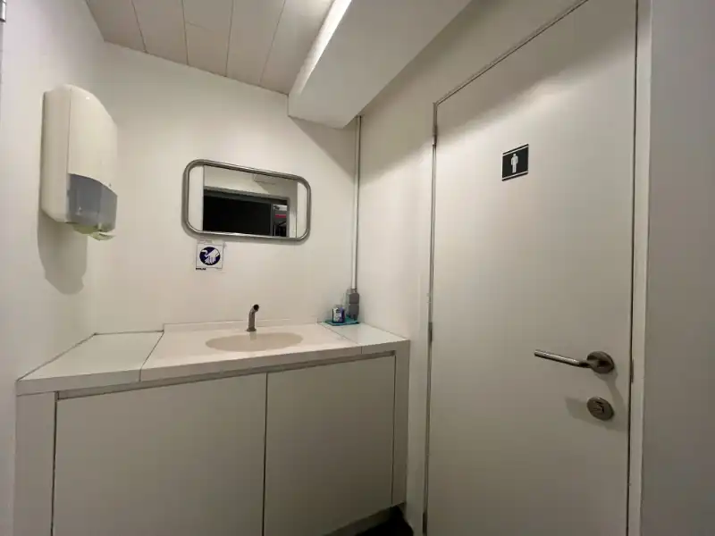 Ruim handelspand met magazijn, 120 zonnepanelen en batterijen foto 15