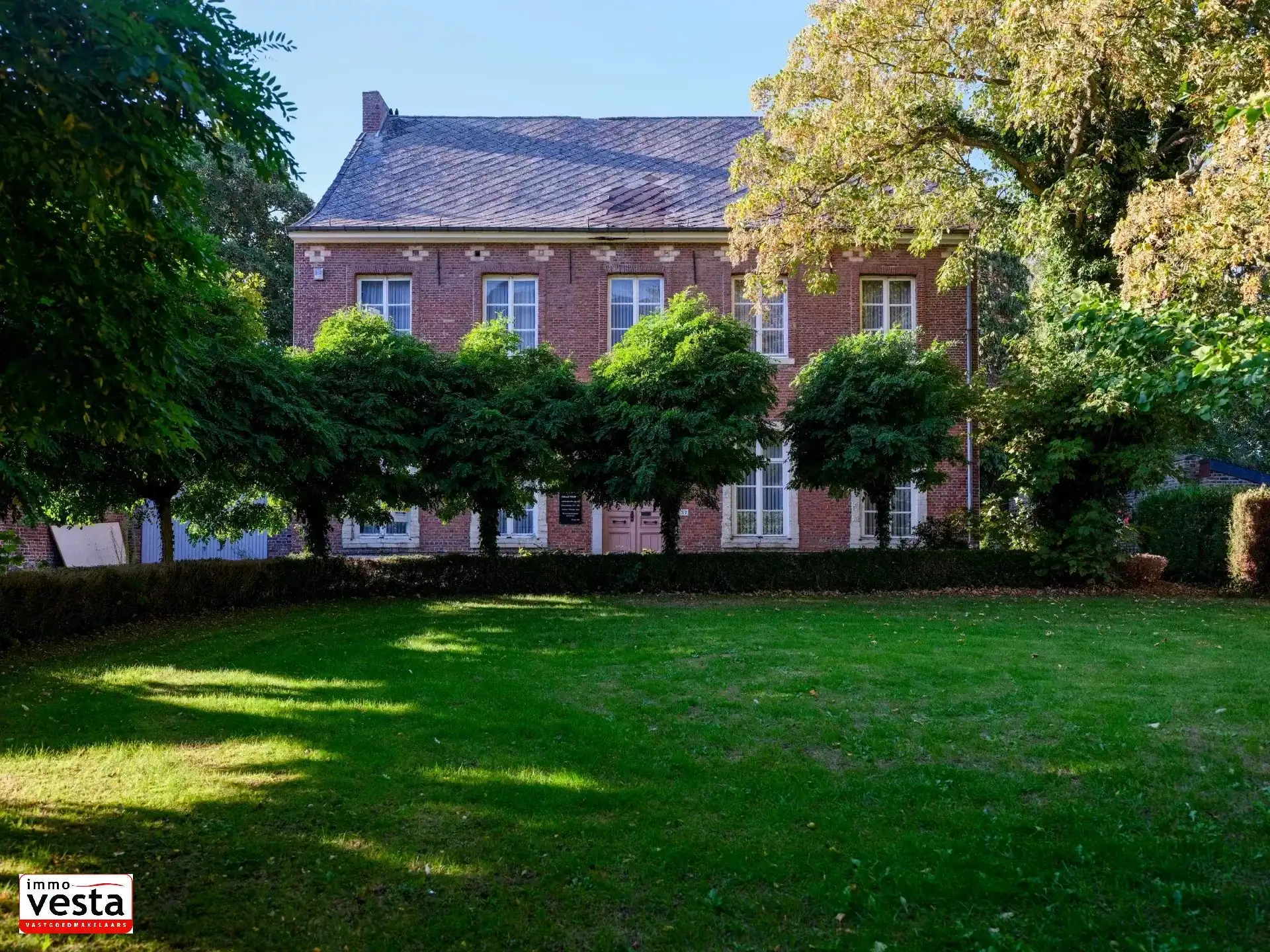 Voormalige pastorie met tal van mogelijkheden foto {{pictureIndex}}