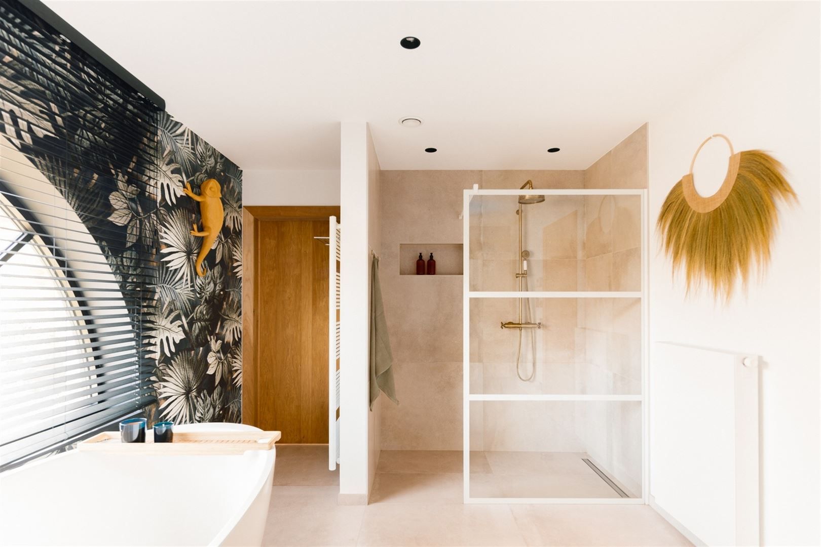 Eigentijdse luxe half open woning in een rustige setting foto 24