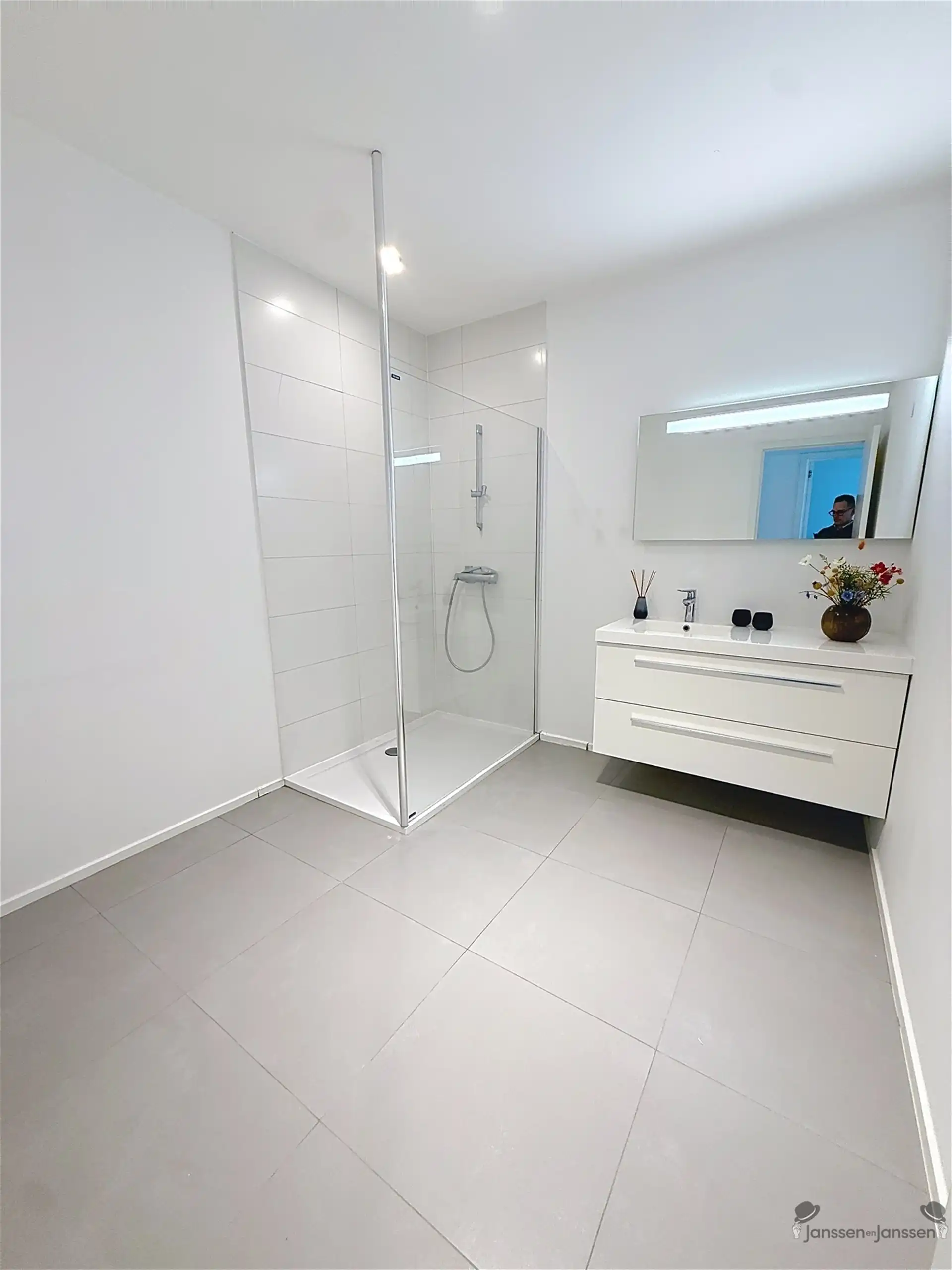 Verzorgd appartement met 2 slaapkamers, groot terras en ruime garage foto 7