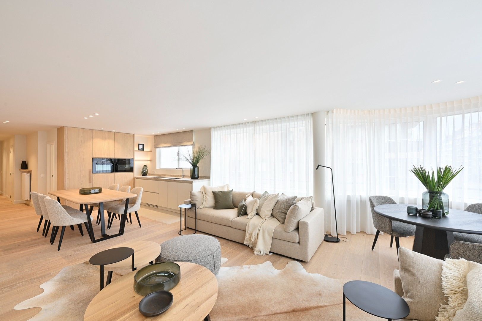 Hoekappartement, volledig gerenoveerd met kwalitatieve materialen ideaal gelegen in het centrum van Knokke. foto {{pictureIndex}}