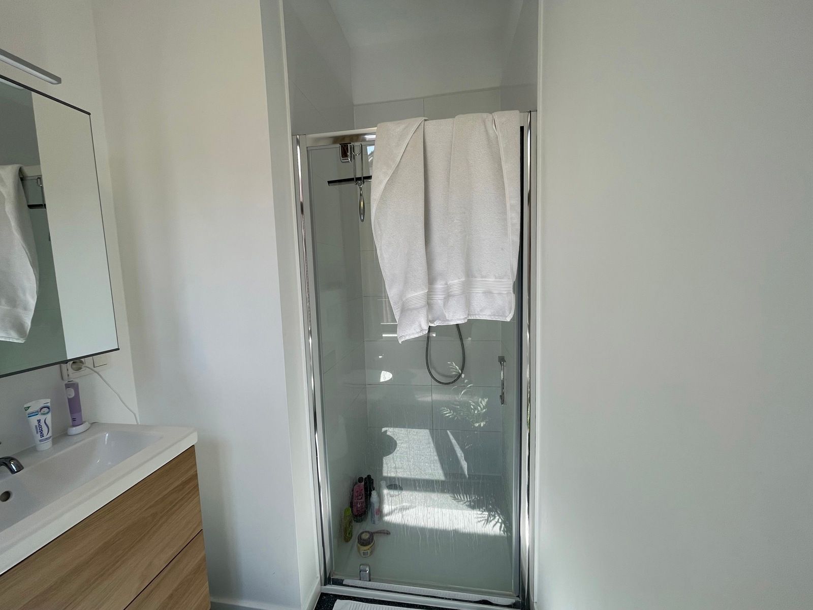 Bemeubelde kamer privatief sanitair Leuven foto 5
