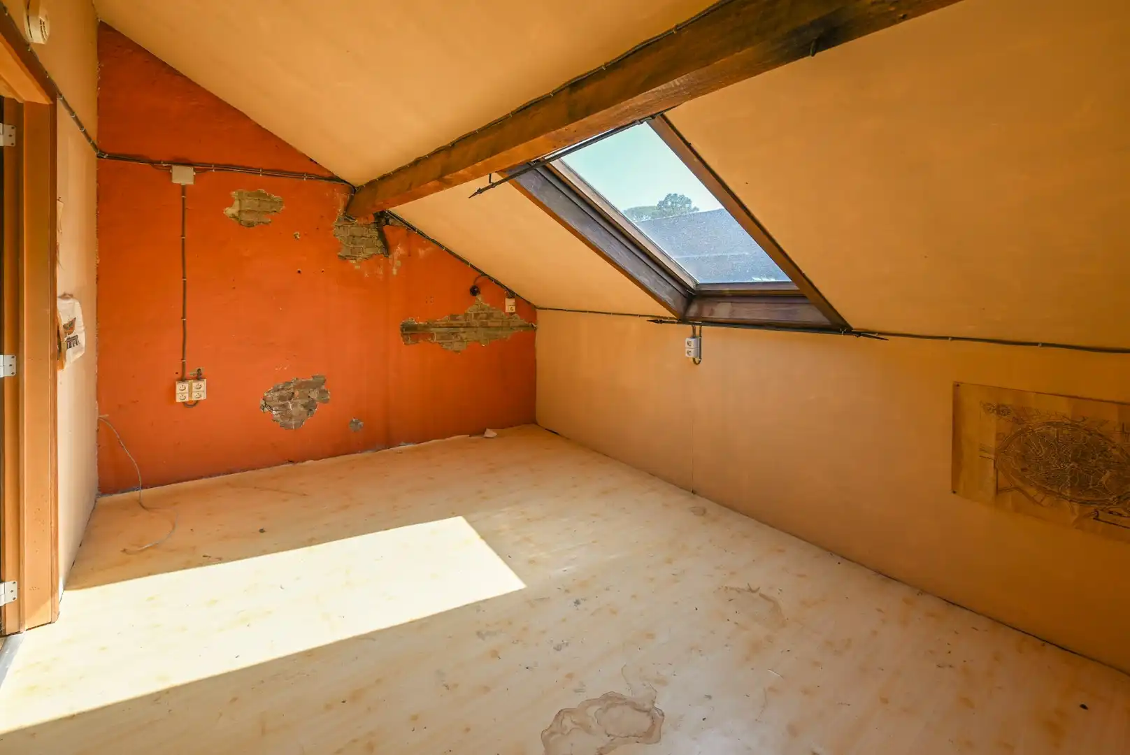 Handelspand met woonst met 3 slaapkamers, gezellige binnenkoer en groot terras foto 24