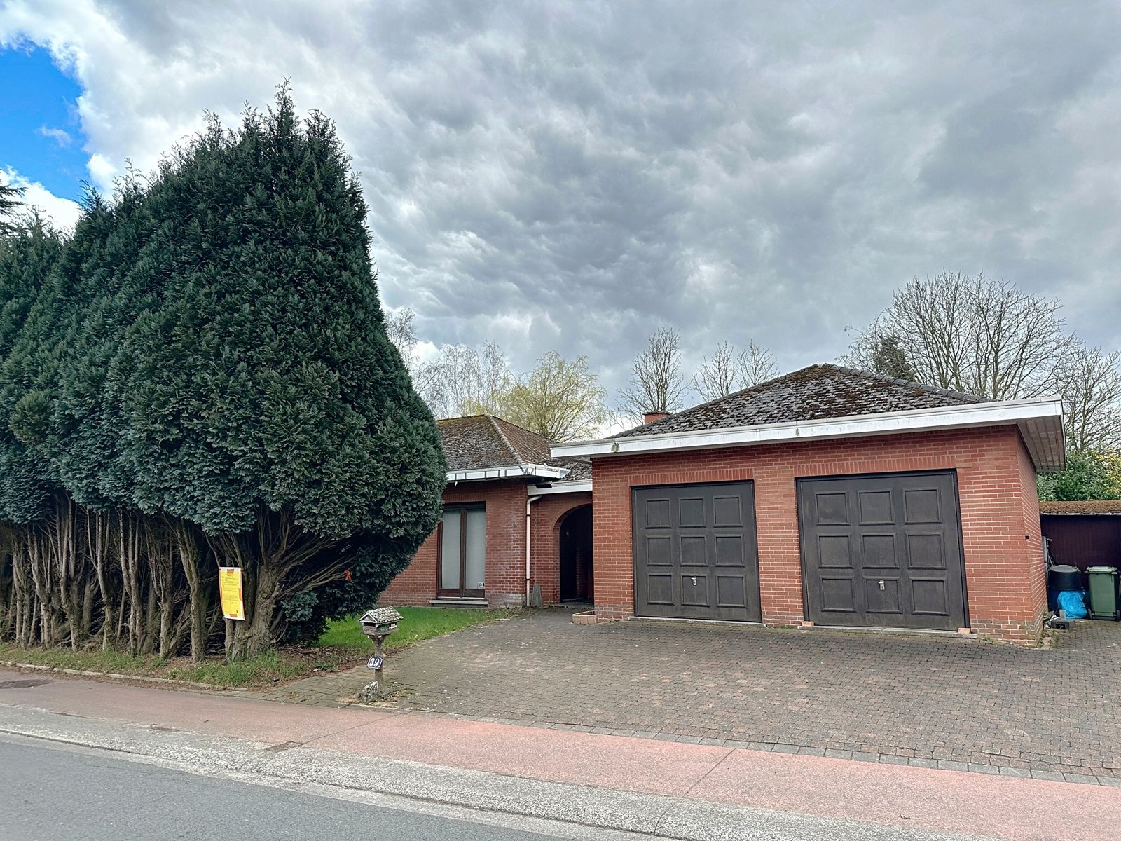 Projectgrond met af te breken woning foto {{pictureIndex}}