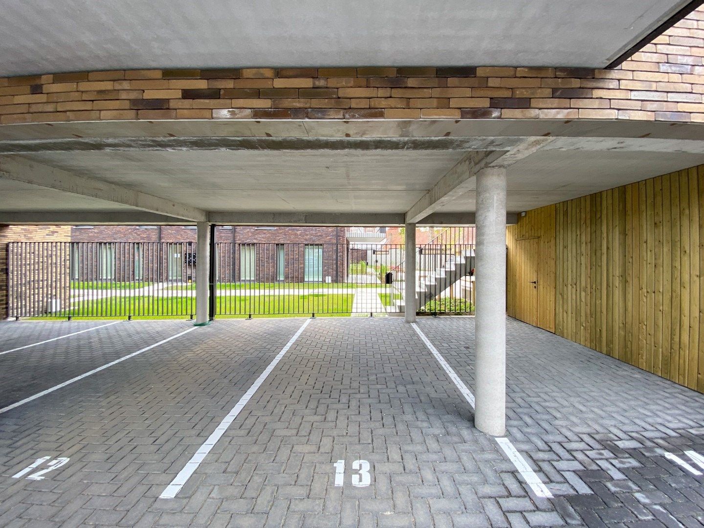 Afgesloten en overdekte staanplaats in het centrum foto 6
