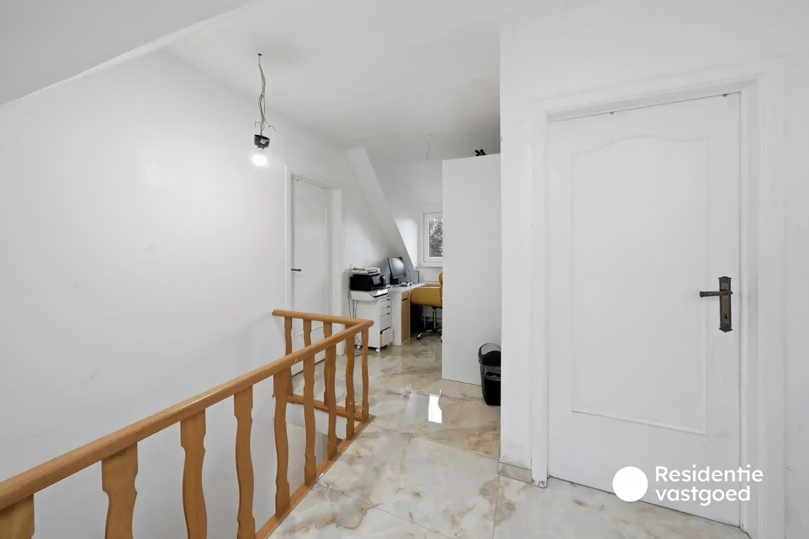 Halfopen woning met tuin en garage te koop foto 17