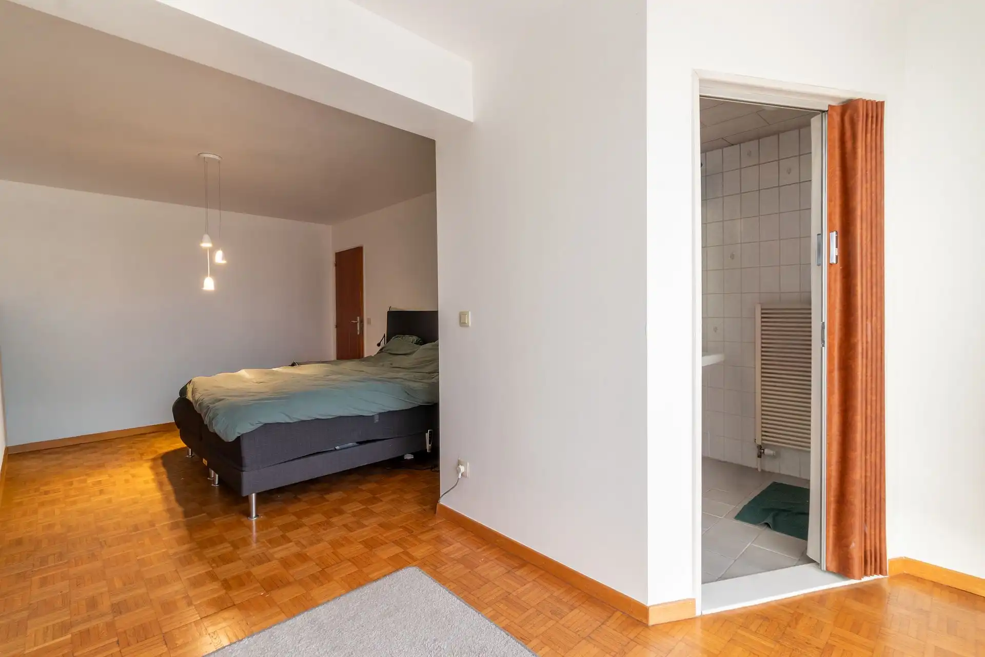 Een exclusief ruim duplex appartement met tuin en garagebox foto 13