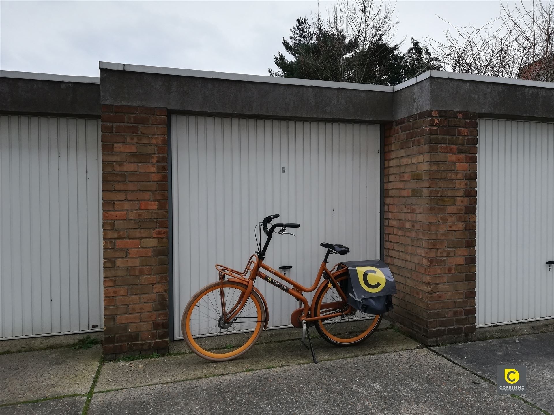 Bovengrondse garagebox met elektrische poort op zeer centrale locatie foto {{pictureIndex}}