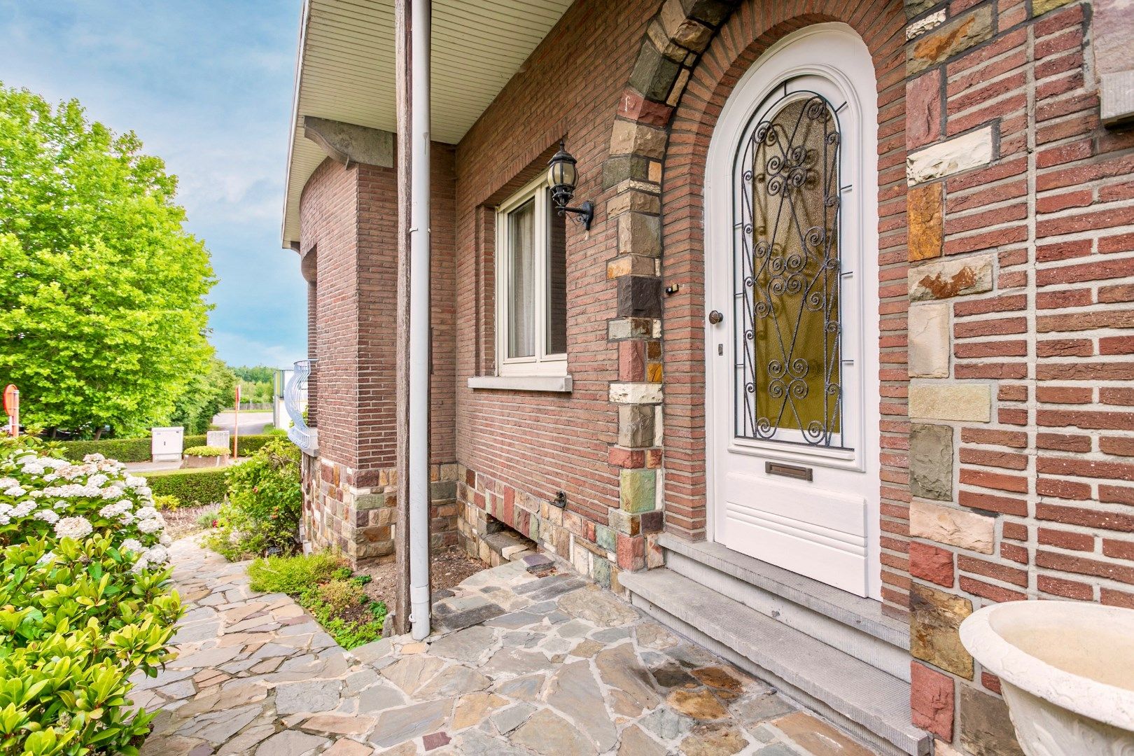 Woning met 2 (mogelijk 3) slpk. , tuin en inpandige garage foto 3