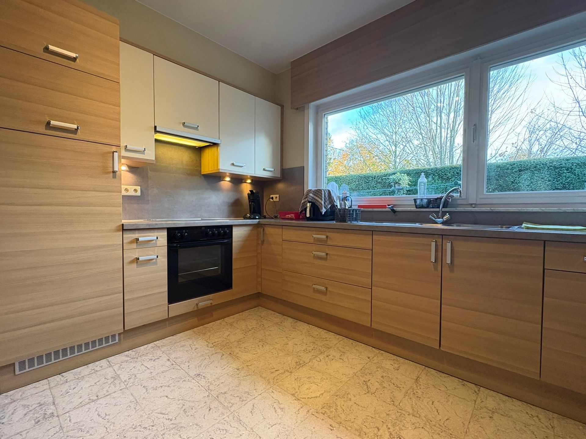 Ruime gezinswoning met tuin, vernieuwde keuken en veelzijdig atelier foto 4