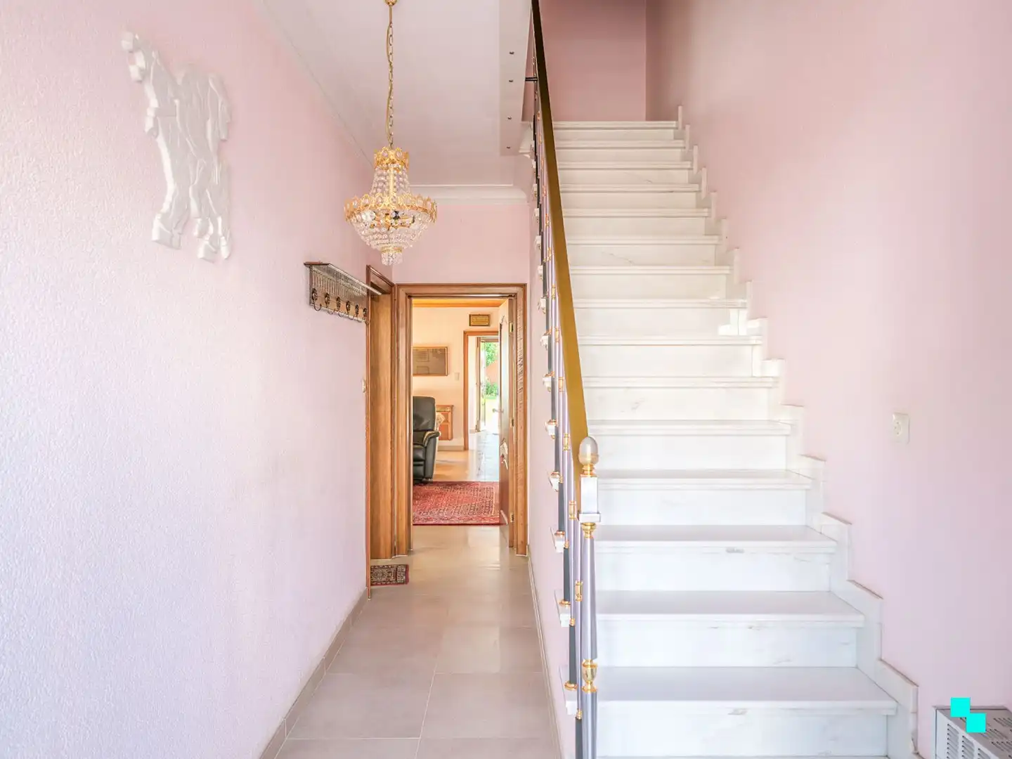 Strategisch gelegen woning met zonnige tuin en werkhuis foto 2