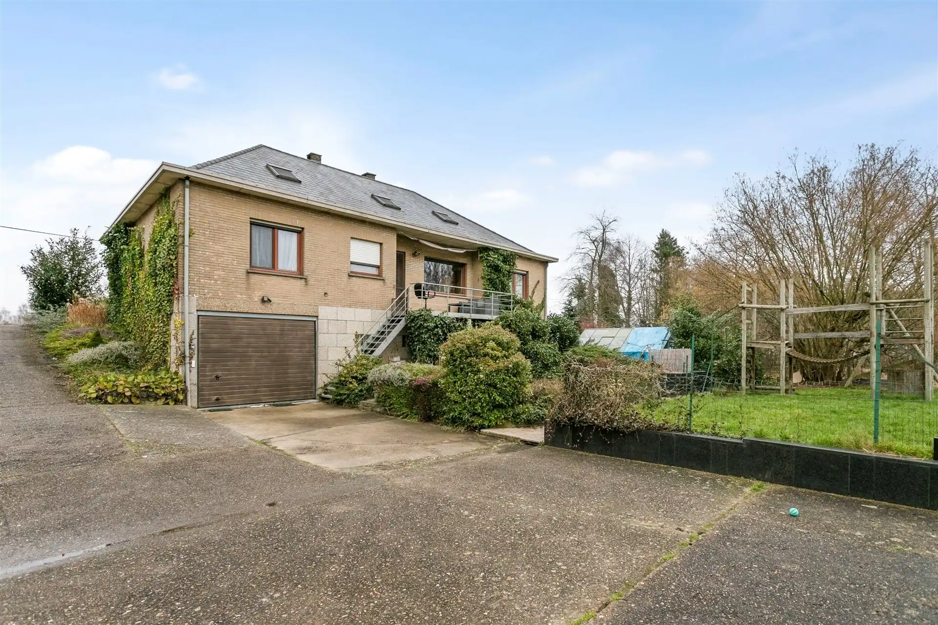 Ruime vrijstaande woning, omgeven door groene weilanden en op wandelafstand van het dorp. foto 17