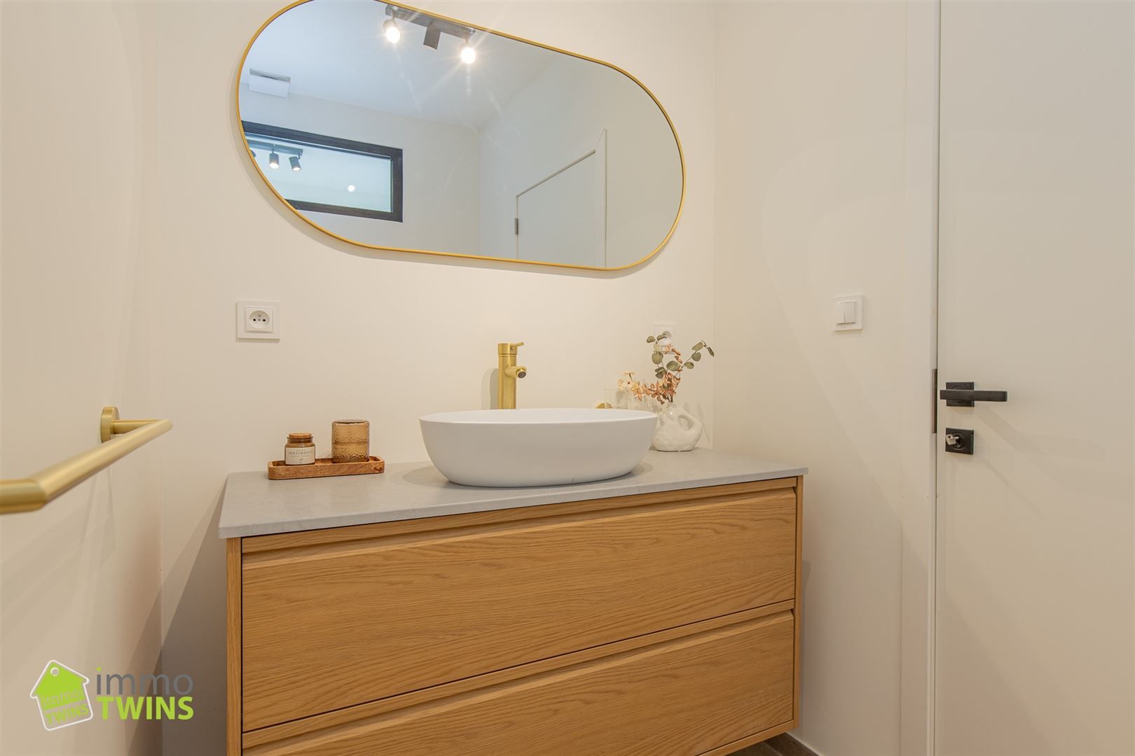 Totaal gerenoveerde, instapklare woning in hartje Beveren foto 26