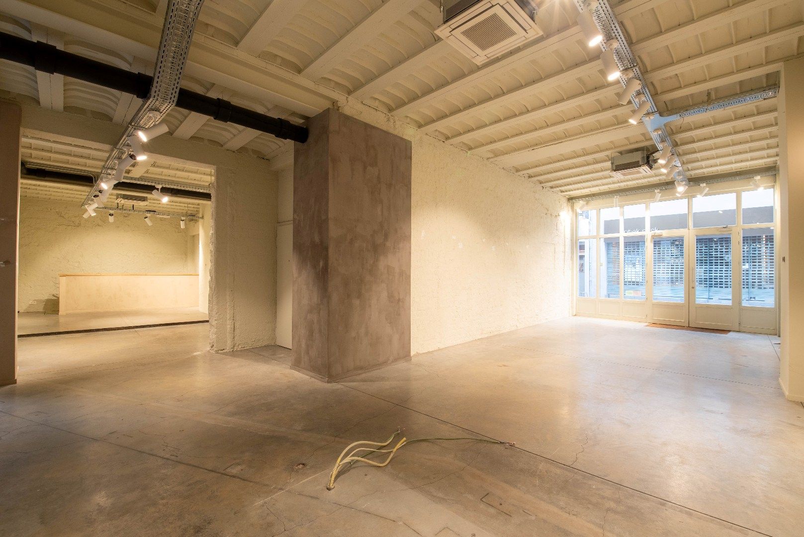 Mooie winkel met brede etalage foto 3