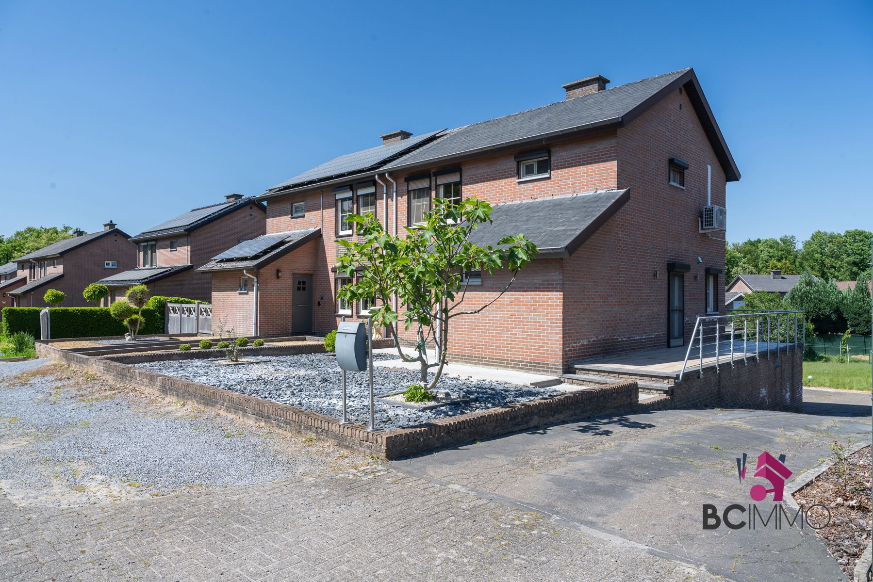Instapklare woning  met 3 slaapkamers, airco en diepe tuin foto 2