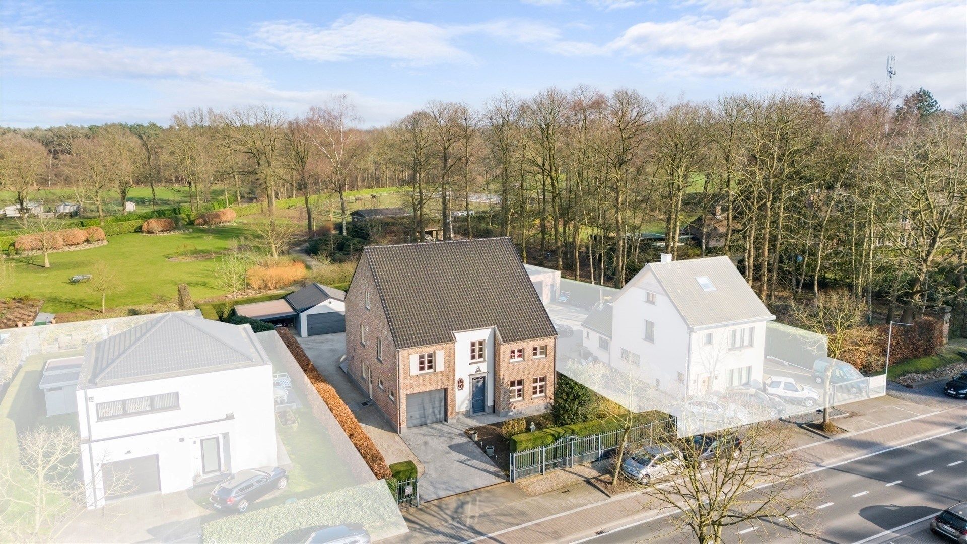 Kwalitatief afgewerkte & ruim opgezette gezinswoning met 4 - 6 slaapkamers op ca. 866m² foto 2