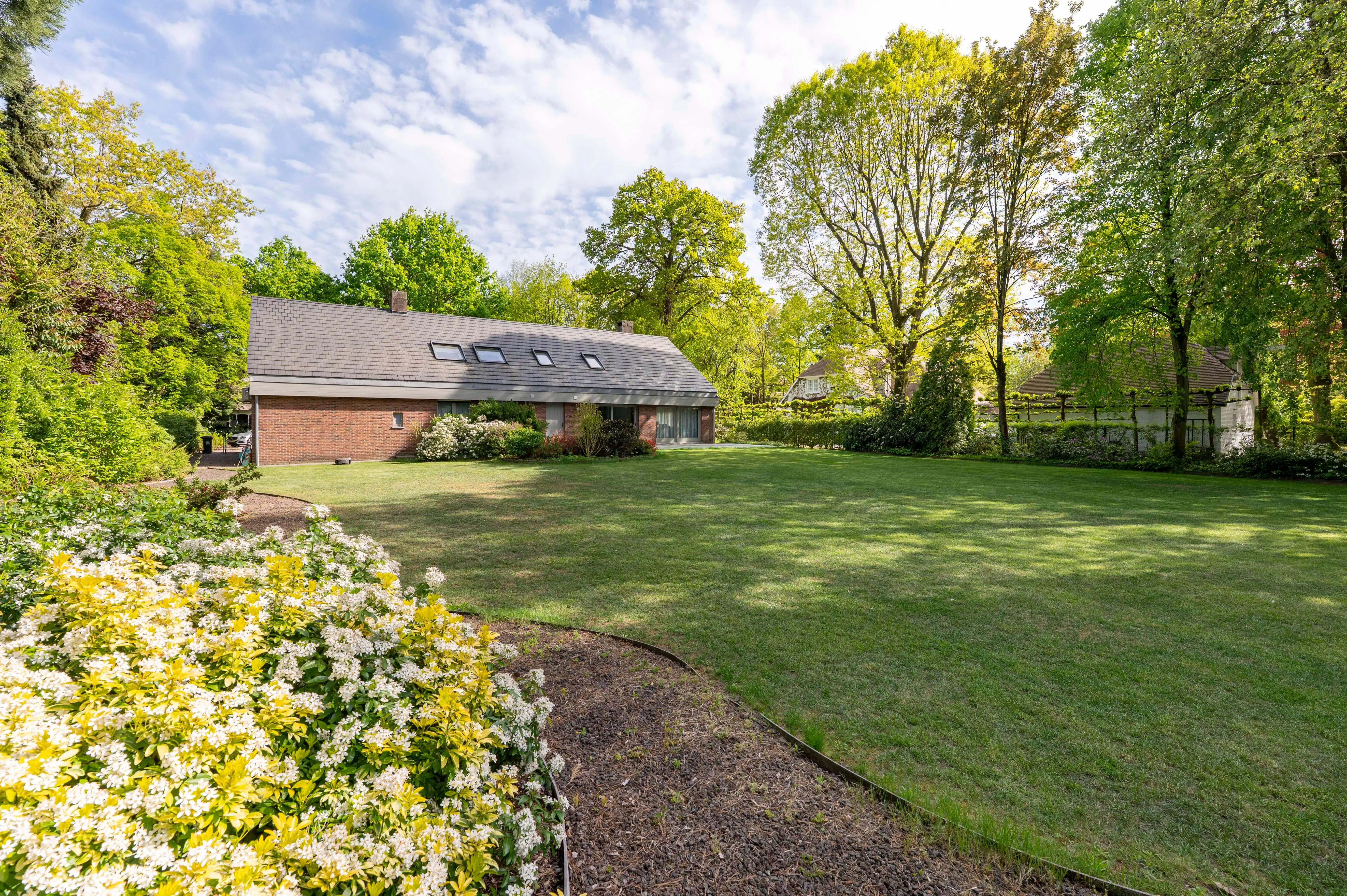 Ruime villa met praktijkruimte op toplocatie in Schotenhof. foto 34