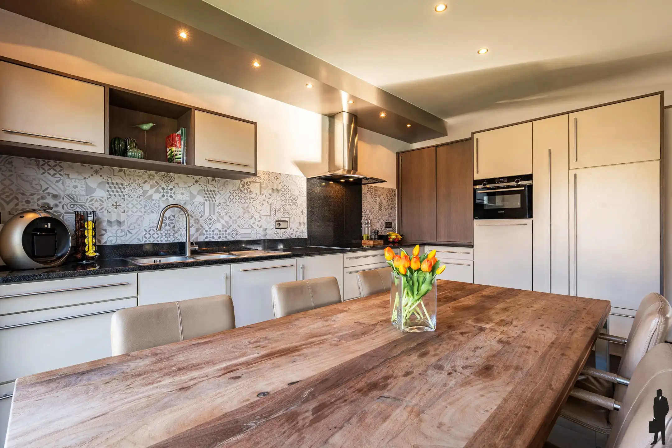 Hoogwaardig afgewerkte, ruime, recente woning met 5 slpk. foto 9