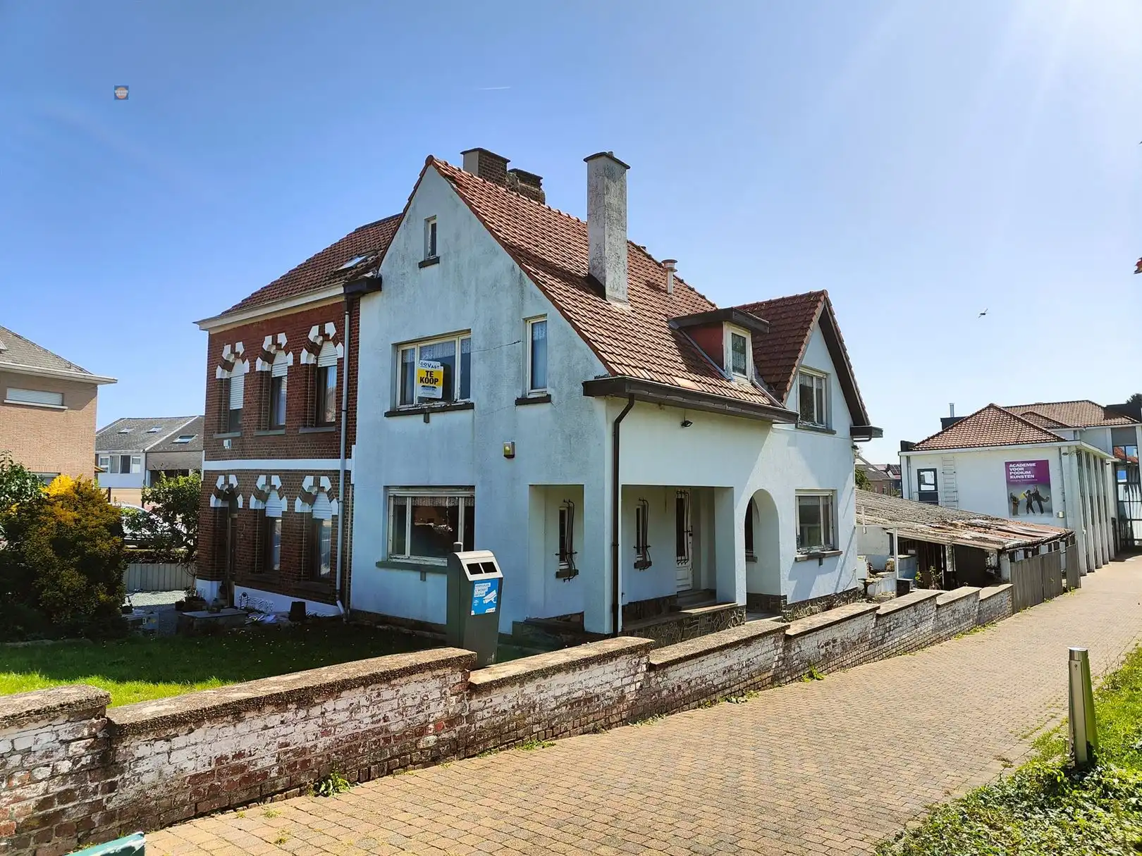 Hoofdfoto van de publicatie: Karaktervolle te renoveren woning met 3 slaapkamers en tuin in Denderleeuw