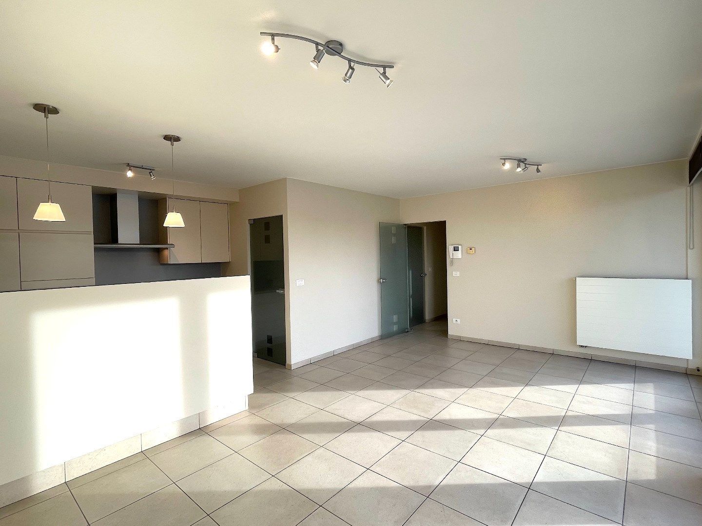 Uiterst lichtrijk appartement met heel groot terras en garage! foto 3