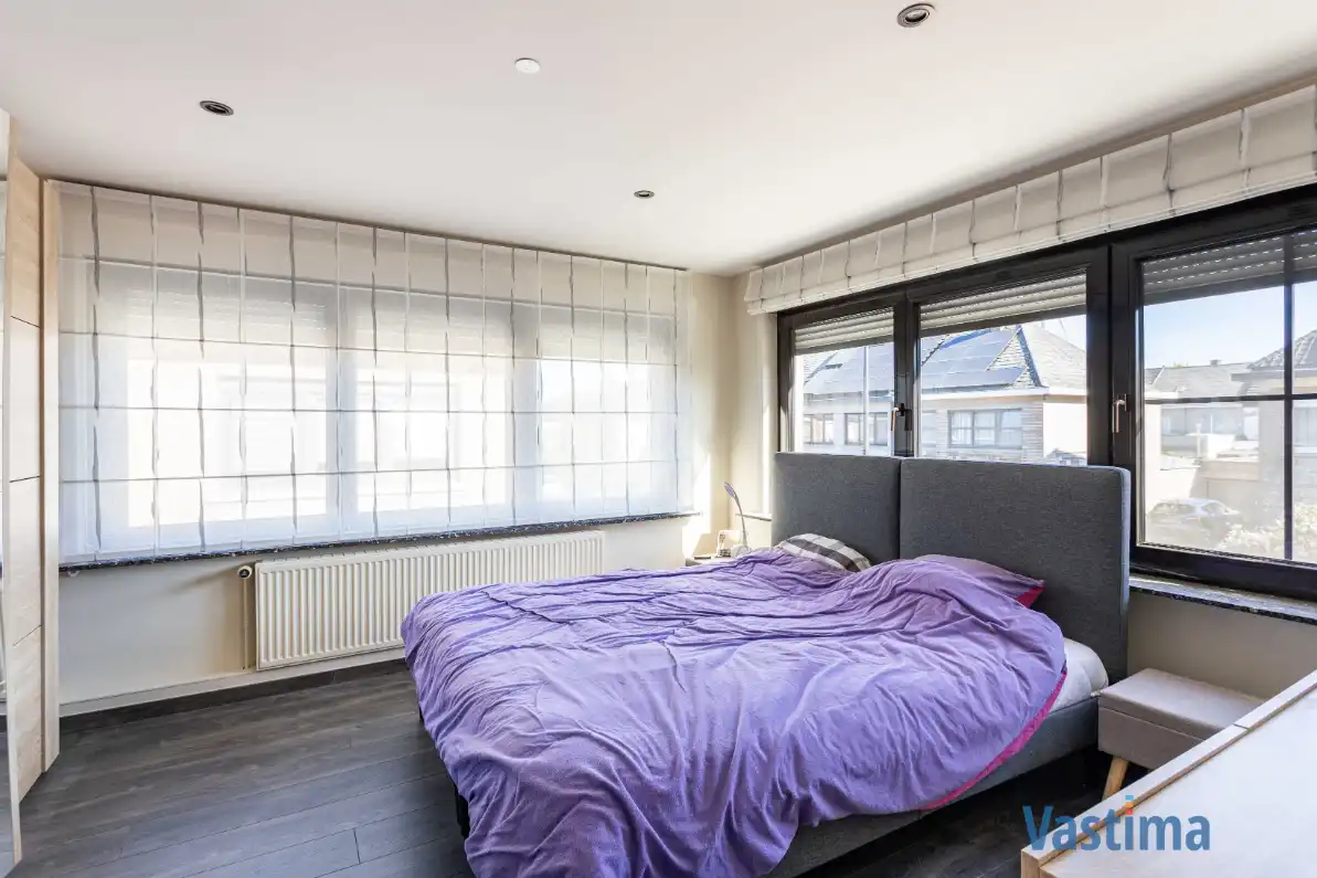 Lichtrijke halfopen bebouwing met 3 slaapkamers, tuin en garage foto 14