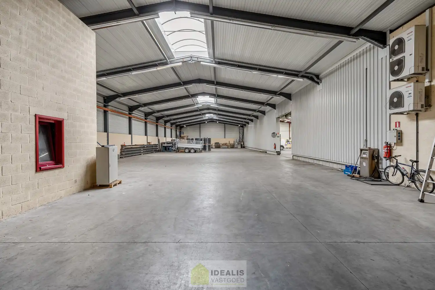 IDEALIS VASTGOED – Industrieel bedrijfsgebouw van maar liefst +-5000m² bruikbare oppervlakte, bestaande uit bedrijfshallen, kantoor- en vergaderruimtes en een appartement met een centrale ligging op industrieterrein Genk Zuid op een perceel van 10.326m² (1,03 hectare). foto 30