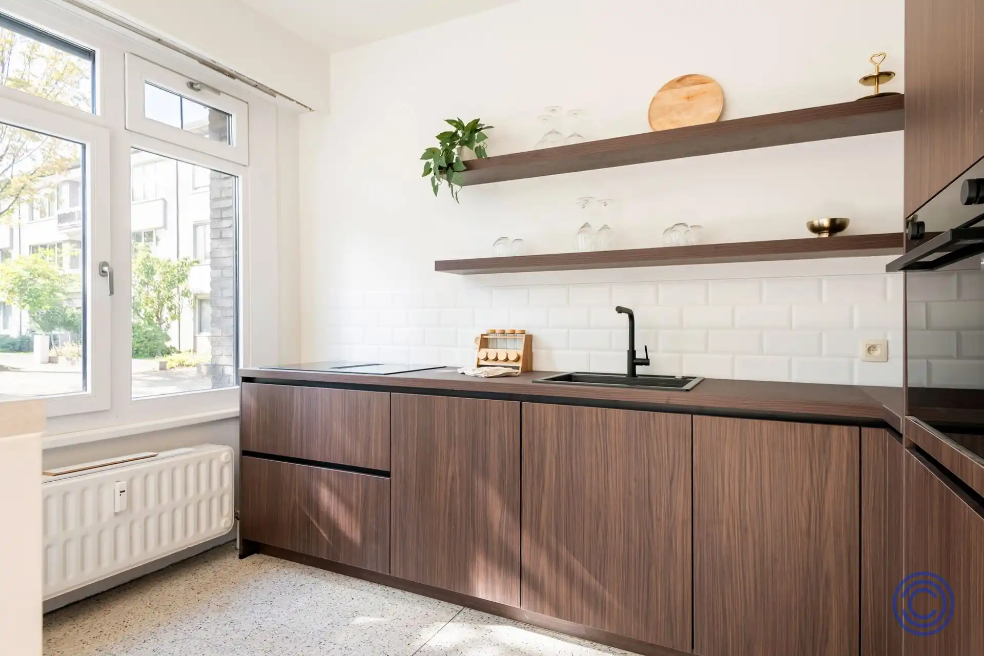 Volledig gerenoveerd 2-slpk appartement met gezellige tuin! foto 12