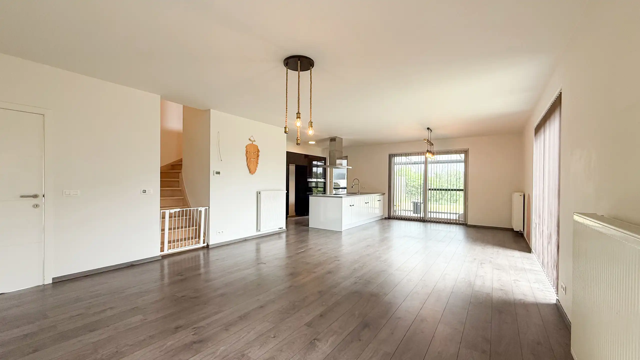 Recente halfopen woning met 3slpks, veranda en ruime tuin! foto 3