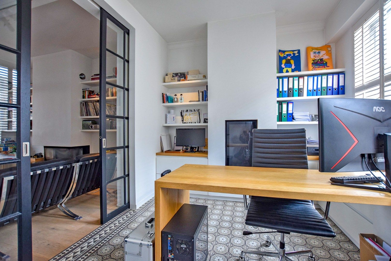 Met smaak gerenoveerde woning op een perceel van 747m² met toegang langs de zijkant. foto 6