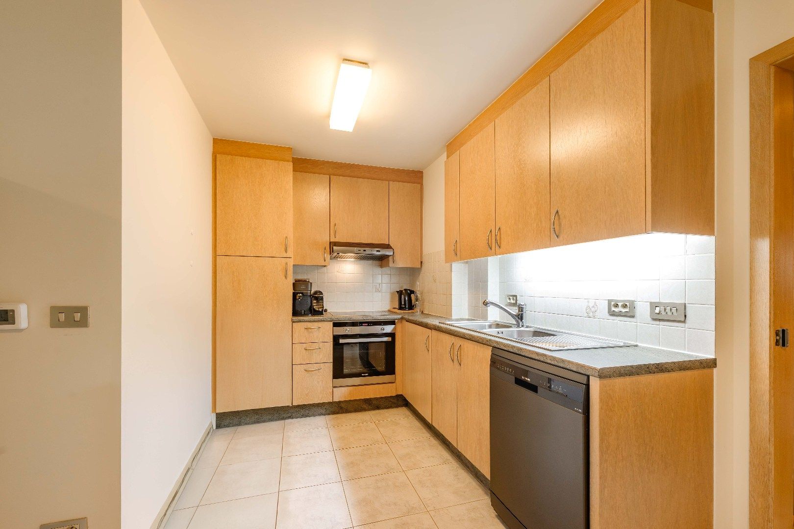 INSTAPKLAAR APPARTEMENT OP TOPLOCATIE MET GARAGE!!! foto 3