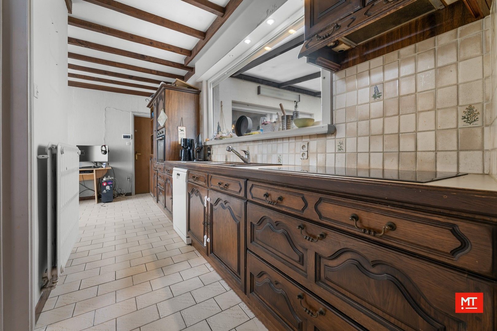 Op te frissen halfopen woning met 4 slaapkamers, tuin en garage foto 7