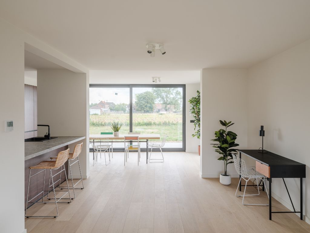 Hoogwaardig gerenoveerde gezinswoning met 4 slaapkamers en landelijke zichten – nabij station Hansbeke foto 3