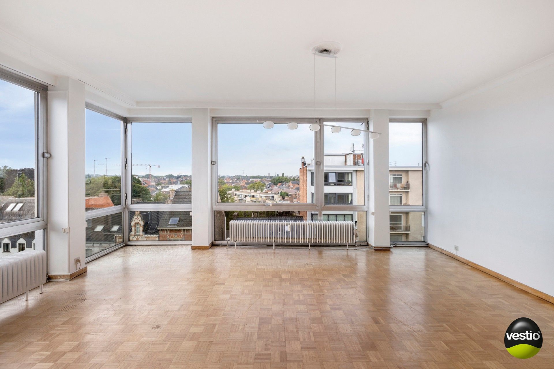 Klassevol, lichtrijk 3 slaapkamer appartement van 145 m² op het Leopoldplein. foto 4