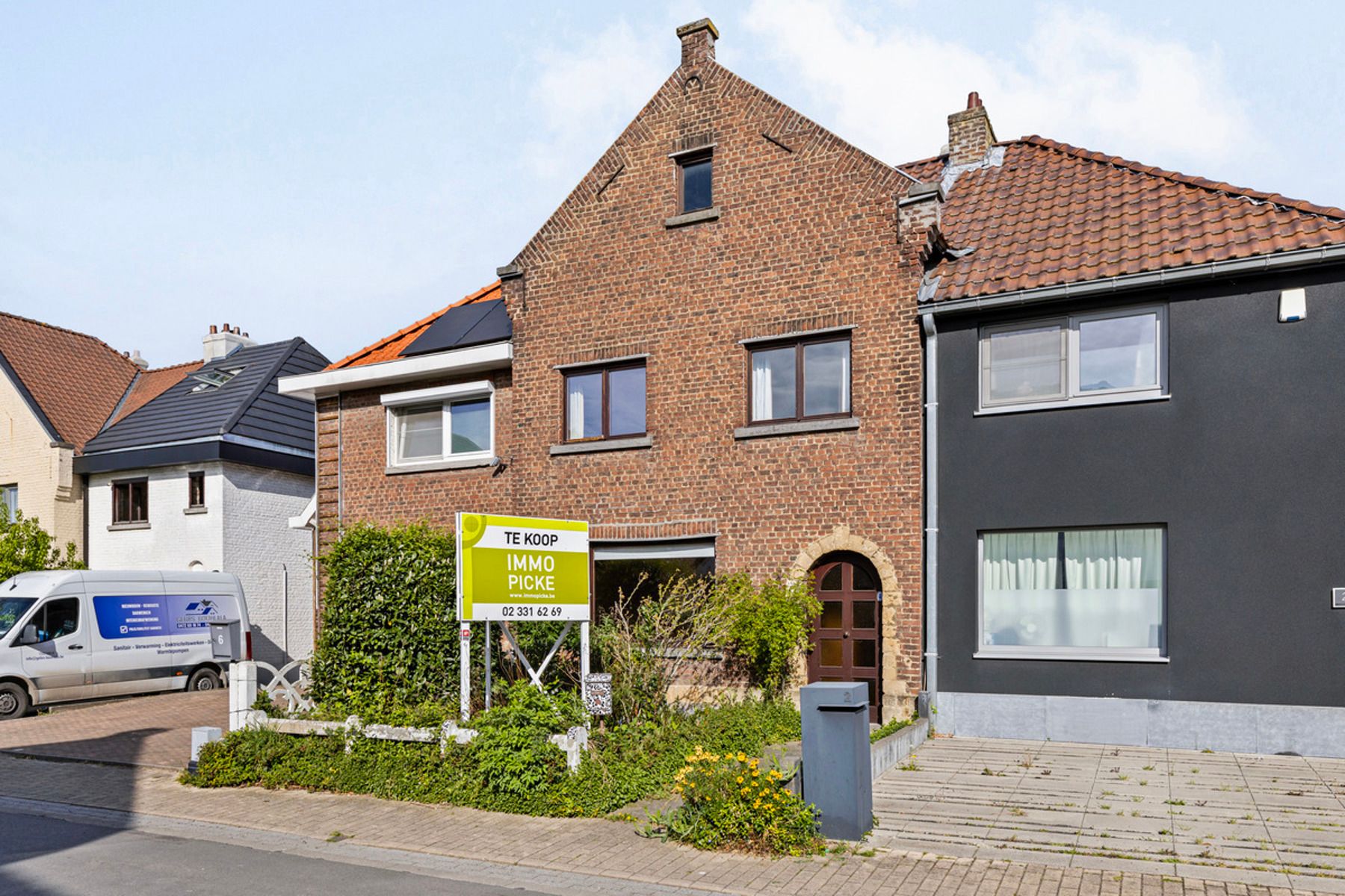 Op te frissen eengezinswoning met 3 slaapkamers en tuin foto {{pictureIndex}}