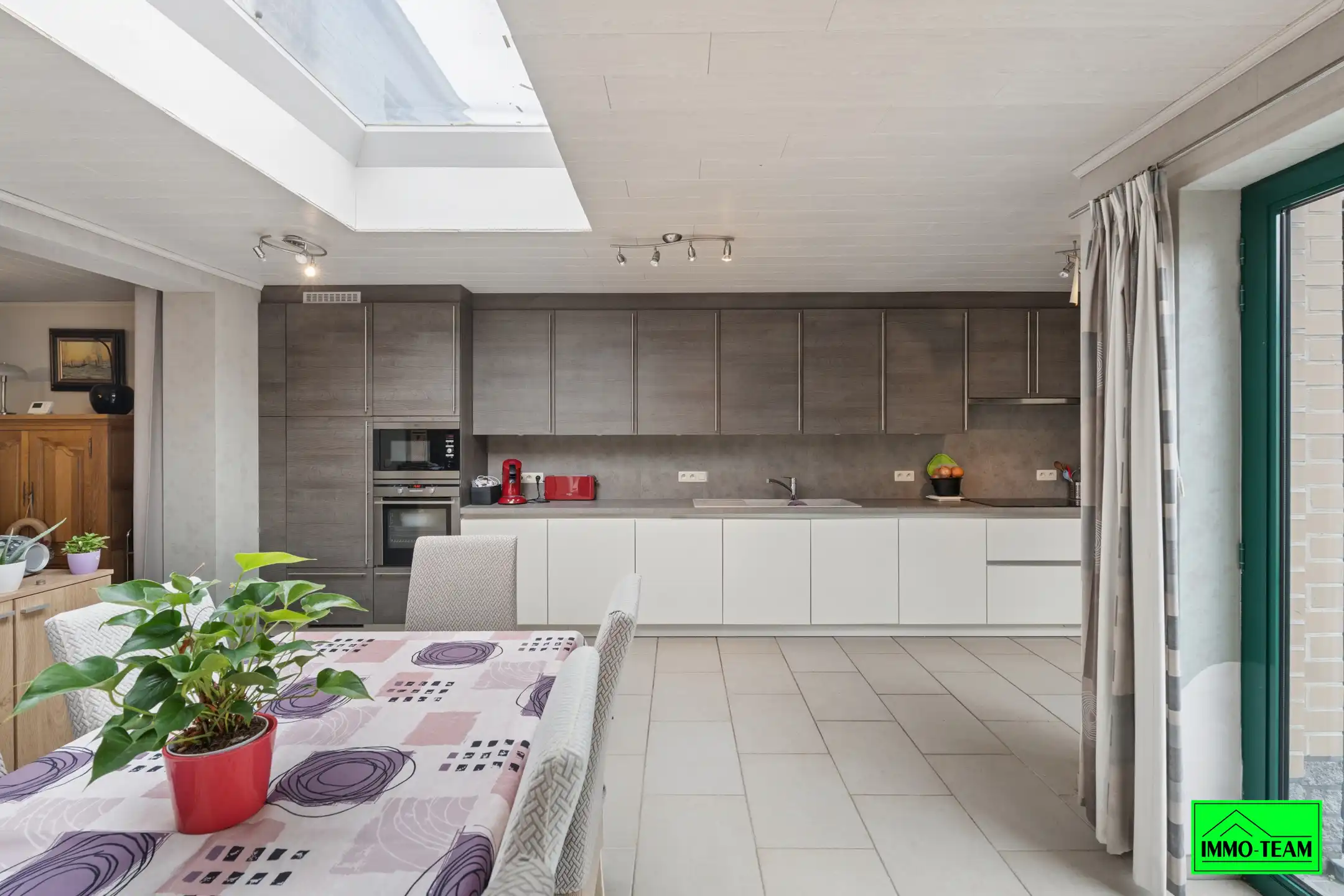  Volledig gerenoveerde en instapklare 2-gevelwoning  foto 11