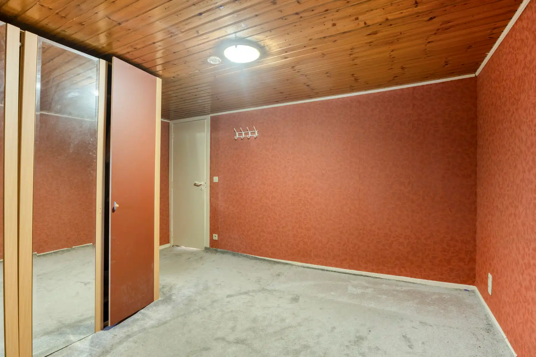 Op te frissen woning met tuin foto 9