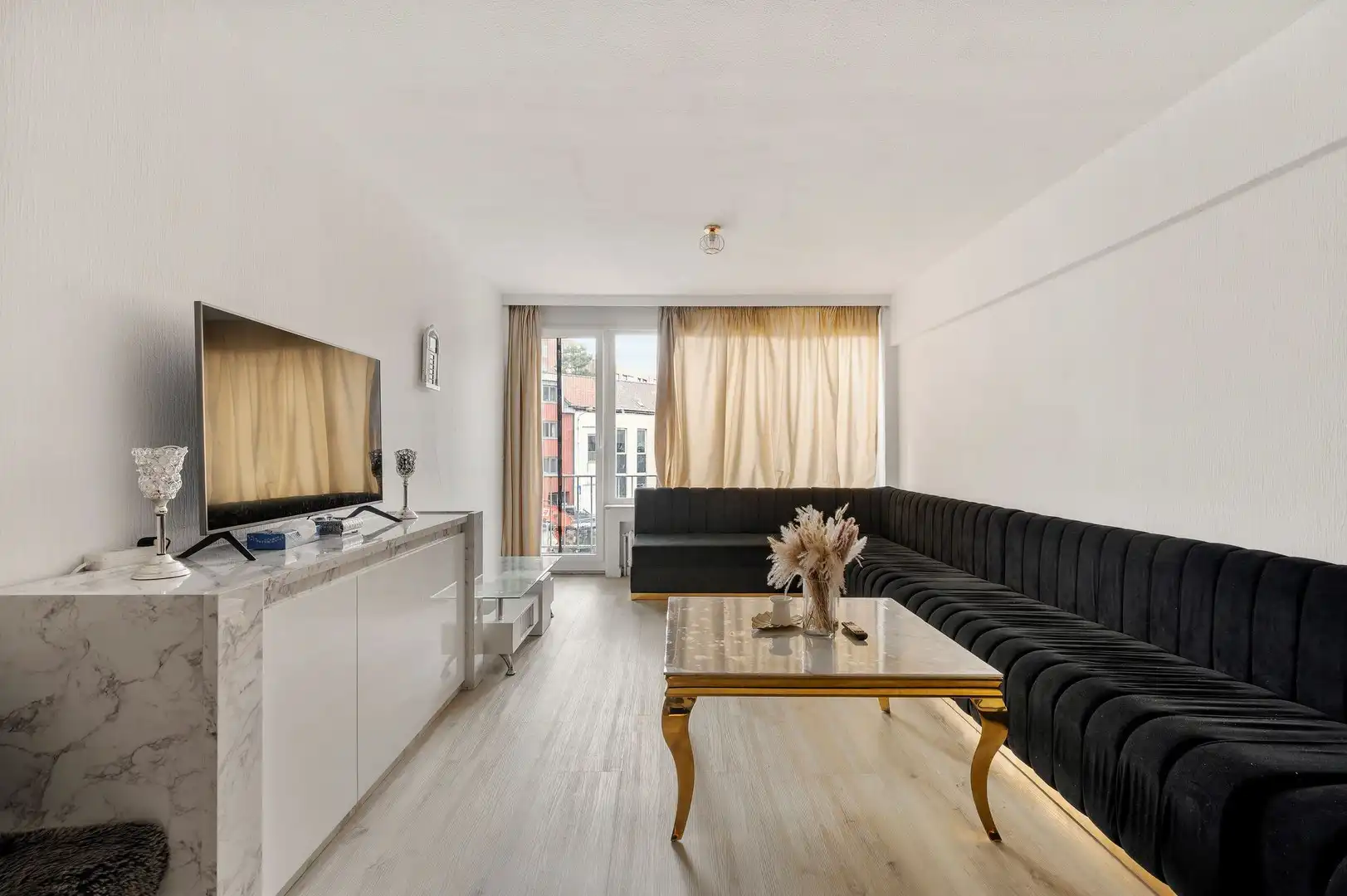 Energiezuinig en gezellig verhuurd appartement met 2 slaapkamers en balkon achteraan nabij het station van Kortrijk foto 3