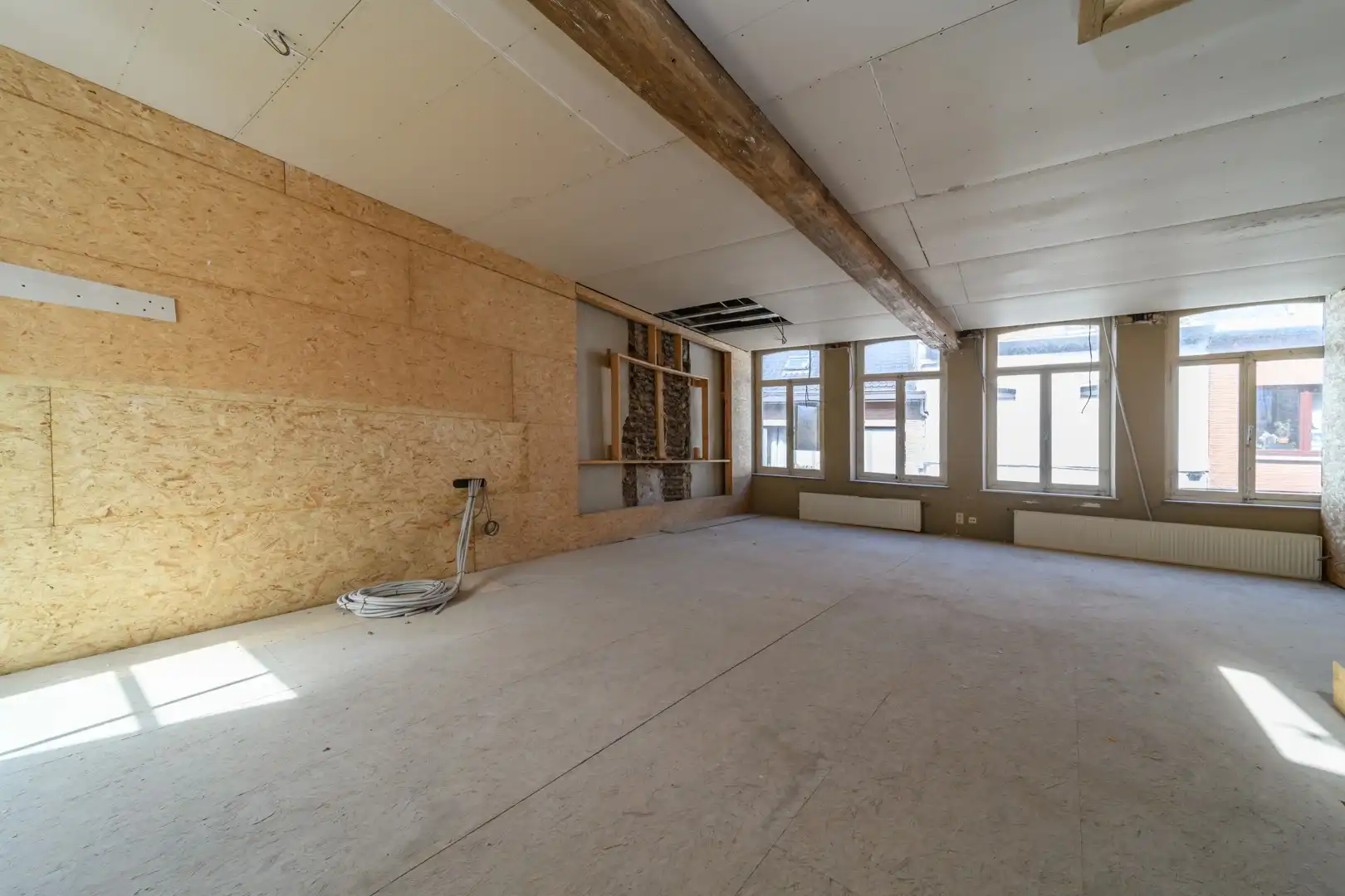 Zeer gunstig en centraal gelegen, verder af te werken karaktervolle woning foto 8