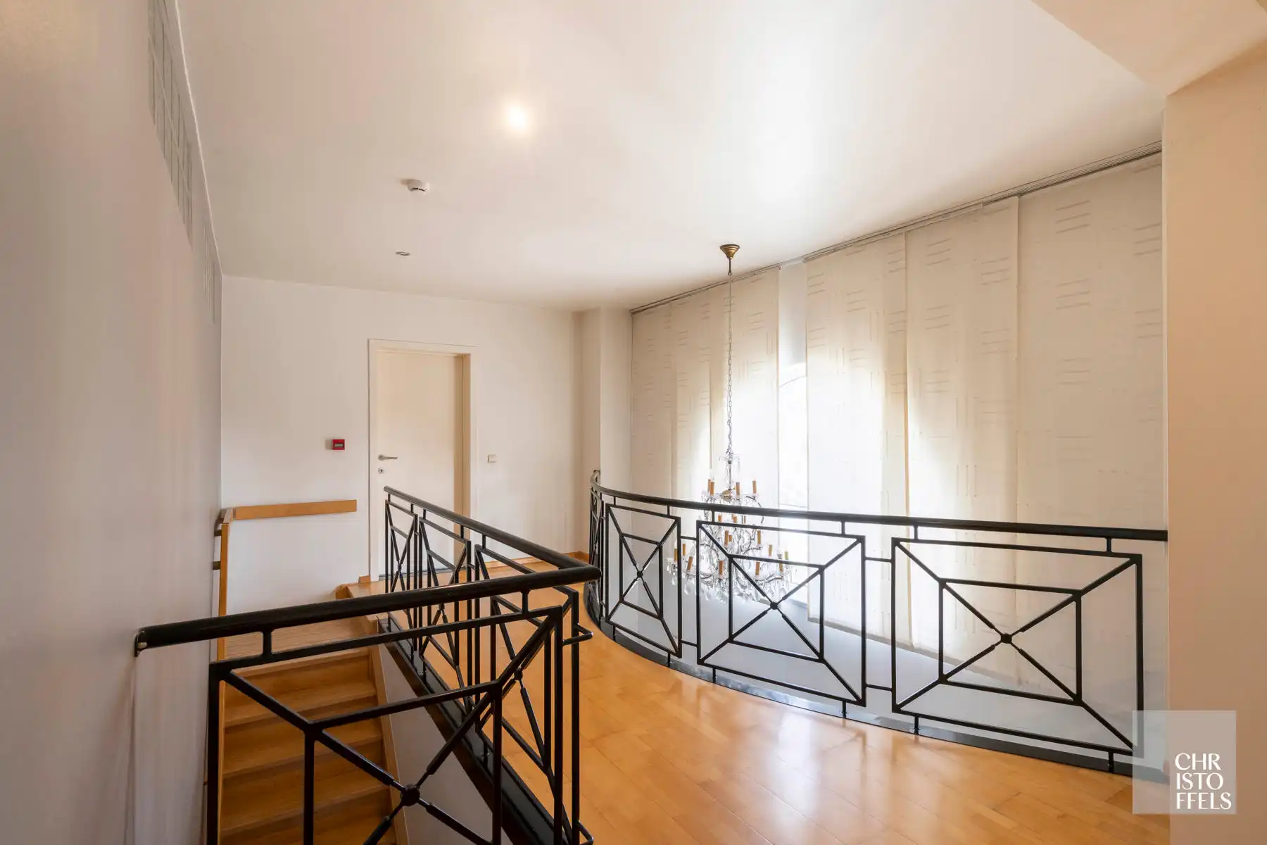 Tijdloze elegante villa met praktijkruimte (422 m²) op perceel van 1.672 m² foto 12