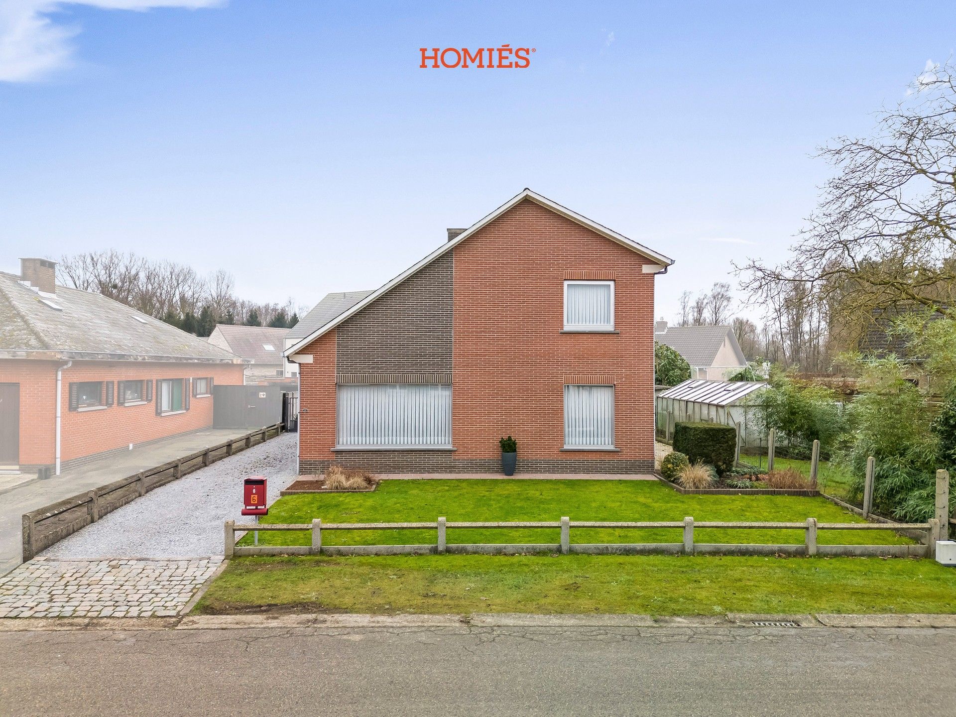 Gezinswoning met potentieel in een rustige omgeving foto 2
