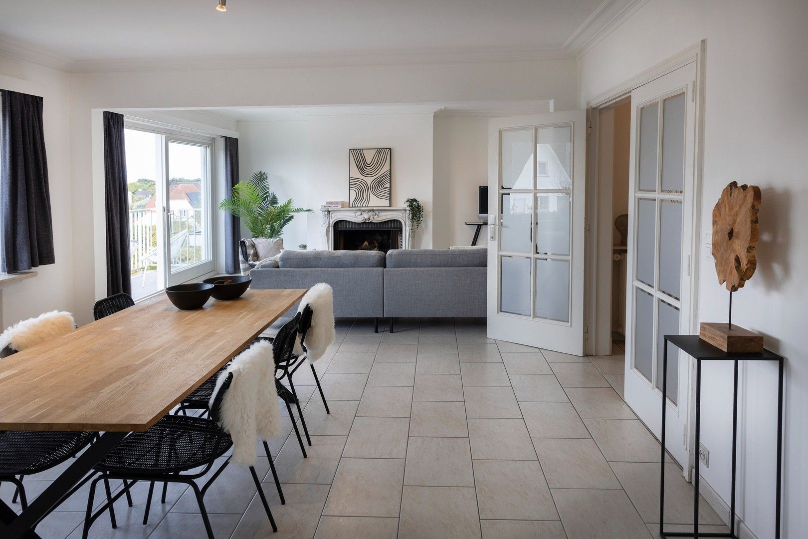 Groot appartement met 160 m² netto bewoonbare oppervlakte. foto {{pictureIndex}}